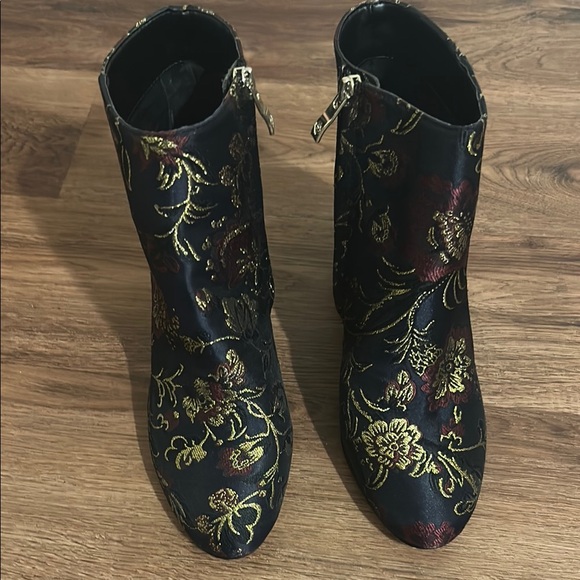 NEW IN BOX Antonio Melani Floral Embroidered Ankle Boots - Black and Gold 7.5 - Picture 2 of 3